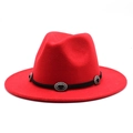 Détail d'un chapeau fedora en laine rouge avec ruban noir et boucles en argent gravées - M (56-58cm) / Rouge