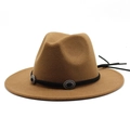 Détail d'un chapeau fedora en laine kaki avec ruban noir, boucles argentées et glands - Café Clair