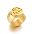 Breiter goldener Titanring mit hohlem Hamsa-Hand-Design und einem funkelnden kleinen Strassstein - US 6 / Hamsa Hand Gold (KR35064-K)