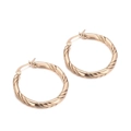 Elegantes pendientes de aro trenzados en oro rosa con textura de metal pulido - Oro Rosa (KE102563-KFC)