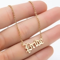Gouden Pride-letterketting van roestvrij staal in gotische stijl getoond op de hand - Pride Stijl / Goud