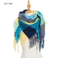 Écharpe à carreaux jaune et bleu avec franges sur un mannequin, style automne-hiver - Bleu (FS1-02#)