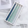 Set di quattro candele coniche in tonalità verde sfumato e blu scuro, lunghezza 25 cm - Verde Sfumato (Profumo Foresta Oceanica)