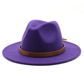Detalle de sombrero fedora púrpura con banda marrón texturizada y copa clásica pinzada - M (56-58cm) / Morado
