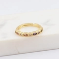 Primer plano de anillo dorado ajustable con circonitas de colores geométricas - Circón de Colores en Rombo Minimalista