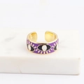Detailaufnahme eines lila Emaille-Dämonenaugen-Rings auf weißem Marmorsockel - Einstellbar Offen / Lila