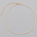 Gros plan du collier en zircon doré avec pierres brillantes et fermoir mousqueton - Chaîne Tennis Or avec Zirconia Transparent (XL00030金)