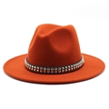Détail d'un chapeau fedora en laine rouille avec ruban à double rangée de clous argentés - Rouge rouille