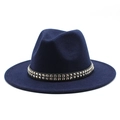 Détail d'un chapeau Fedora en laine avec des clous argentés sur ruban noir - Bleu marine