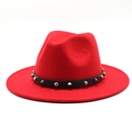 Detailopname van de rode wollen vilt hoed met een zwart leren riem en metalen klinknagels - M (56-58cm) / Rood