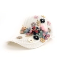 Casquette de baseball tressée blanche avec fleurs 3D et détails en strass brillants - Réglable / Blanc