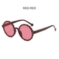 Lunettes de soleil rondes à monture festonnée rouge foncé avec verres assortis - Rouge/Rouge