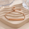 Minimalistisches Armband in Roségold mit polierter gravierbarer rechteckiger Platte - Kinder / Roségold