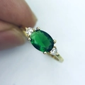 Anello classico placcato oro con zircone verde ovale e pietre laterali rotonde - US 6 / Pietra Smeraldo Dorata