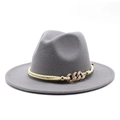 Détail d'un chapeau fedora gris à bord large avec chaîne dorée et corde tressée - Gris clair