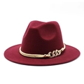 Détail du chapeau fedora bordeaux avec corde tressée dorée et chaîne en métal - Bordeaux