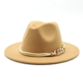Détail de chapeau fedora en laine kaki avec corde tressée dorée et chaîne métallique - Chameau