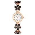 Detail einer roségoldenen Quarzuhr mit schwarzem Blütenarmband und Strassverzierungen - Schwarz
