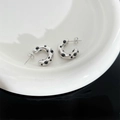 Boucles d'oreilles C en titane argenté avec zircons noirs sur plat céramique - Argent Zircon Noir (DEP669)