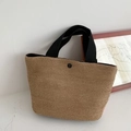Handgewebte khakifarbene Strohtasche mit schwarzen Tragegriffen für den Sommerurlaub - Schwarz