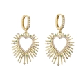 Dettaglio ravvicinato di orecchini a cuore dorati con pietre di zircone colorate - Orecchini in oro con zirconi rosa / 1 paio