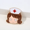 Spilla in smalto di un'infermiera cartoon con capelli castani e croce rossa - Figura di Infermiera
