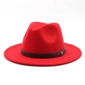Dettaglio di fedora in lana rossa con fascia marrone testurizzata ed emblema - M (56-58cm) / Rosso