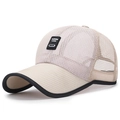 Beige Mesh-Baseballkappe mit langem Schirm und schwarzem Tutupai Luck Patch als Sonnenschutz - Verstellbar / Camel