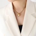 Elegante vergoldete Schlangenkette mit rundem Kugelanhänger an einem Modell - Goldene Kugel Anhänger Halskette