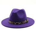Détail d'un chapeau fedora en feutre violet avec ruban léopard et boucle argentée - M (56-58cm) / Violet