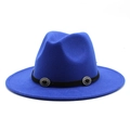 Détail d'un fedora en laine bleu roi avec ruban noir et boucles argentées ciselées - Bleu Saphir