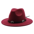 Détail du chapeau fedora bordeaux avec ruban noir et boucles métalliques argentées - Bordeaux
