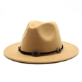Détail du chapeau fedora camel avec ruban noir et trois boucles en métal argenté - Chameau