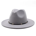 Détail d'un chapeau en feutre de laine gris avec bord plat et ruban noir à boucle dorée - M(56-58cm) / Gris
