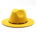 Chapeau fedora en feutre jaune avec corde noire et détails en métal doré sur fond blanc - M(56-58cm) / Jaune