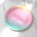 Piatto di carta sfumato arcobaleno con glitter dorati su sfondo di marmo nero - 9 Pollici Rotondo 10Pezzi / Gradiente Oro