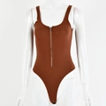 Brauner gerippter Damen Bodysuit mit tiefem Reißverschluss vorne und sexy rückenfreiem Design - M / Braun