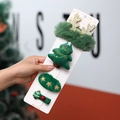 Detailansicht eines 4-teiligen grünen Plüsch-Weihnachtshaarspangen-Sets mit Rentier-Motiv - Weihnachtsbaum 4-Teiliges Set