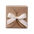 Caja de regalo cuadrada de papel kraft marrón con lazo blanco y borde festoneado - Color Original