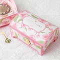 Edle rosa Geschenkbox mit Blumenmuster und Goldfolienlogo auf weißem Spitzenhintergrund - 11.8x7.7x6cm / Rosa