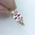 Elegante anello placcato oro con zircone rosa ovale e due piccoli diamanti laterali - US 6 / Colore Oro Piedra Rosa