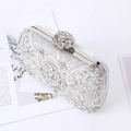 Elegante pochette bianca con ricami di perline, chiusura floreale e dettagli in strass - Argento