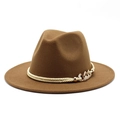 Détail d'un chapeau fedora en laine marron foncé avec cordelette tressée dorée et chaîne - Café Clair