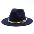 Détail d'un chapeau fedora en laine bleu marine avec cordes dorées et boucle de chaîne gravée - Bleu marine