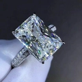Anillo clásico de plata con gran circón de corte rectangular y piedras laterales de micro - US 6 / Oro blanco