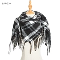 Écharpe classique à carreaux noir et blanc avec longues franges sur un mannequin - Noir (FS4-03#)