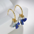 Detalle de los pendientes de aro en C bañados en oro de 14k con piedras naturales azules - Grava Azul Marino y Blanco