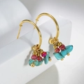 Detalle de pendientes de aro 14k con turquesa y cuentas de cristal rojo facetado - Grava Turquesa Colorida