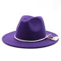 Donkerpaarse wollen fedora hoed met wit touwband en kwastjes op witte achtergrond - M (56-58cm) / Paars