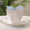 Caja de caramelos de boda minimalista con tulipanes dorados y cinta azul claro - Azul
